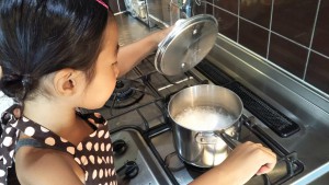 簡単なのに達成感が大きいので、炊飯は子どもの自信につながります。 説明も簡単なのでおうちでの食育におすすめ。